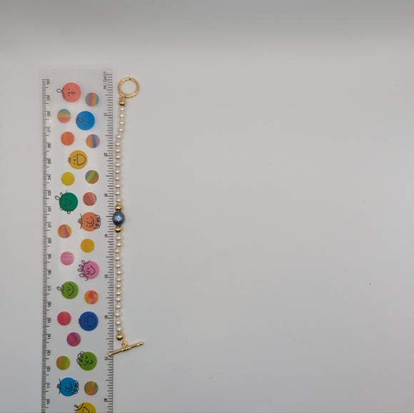 Elegant Pearl Bracelet with Gold Clasp - Picture 2 of 5